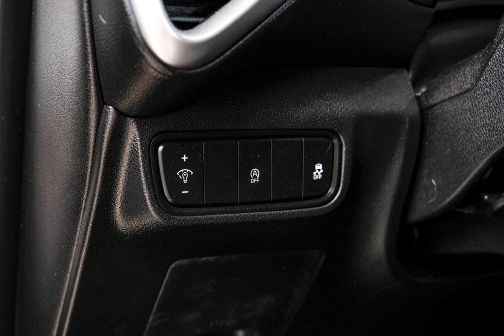 2020 Snow White Pearl /Black Kia Soul LX (KNDJ23AUXL7) with an 2.0L I4 MPI DOHC 16V LEV3-SULEV30 147hp engine, CVT transmission, located at 15300 Midway Rd., Addison, TX, 75001, (972) 702-0011, 32.958321, -96.838074- Photo#29