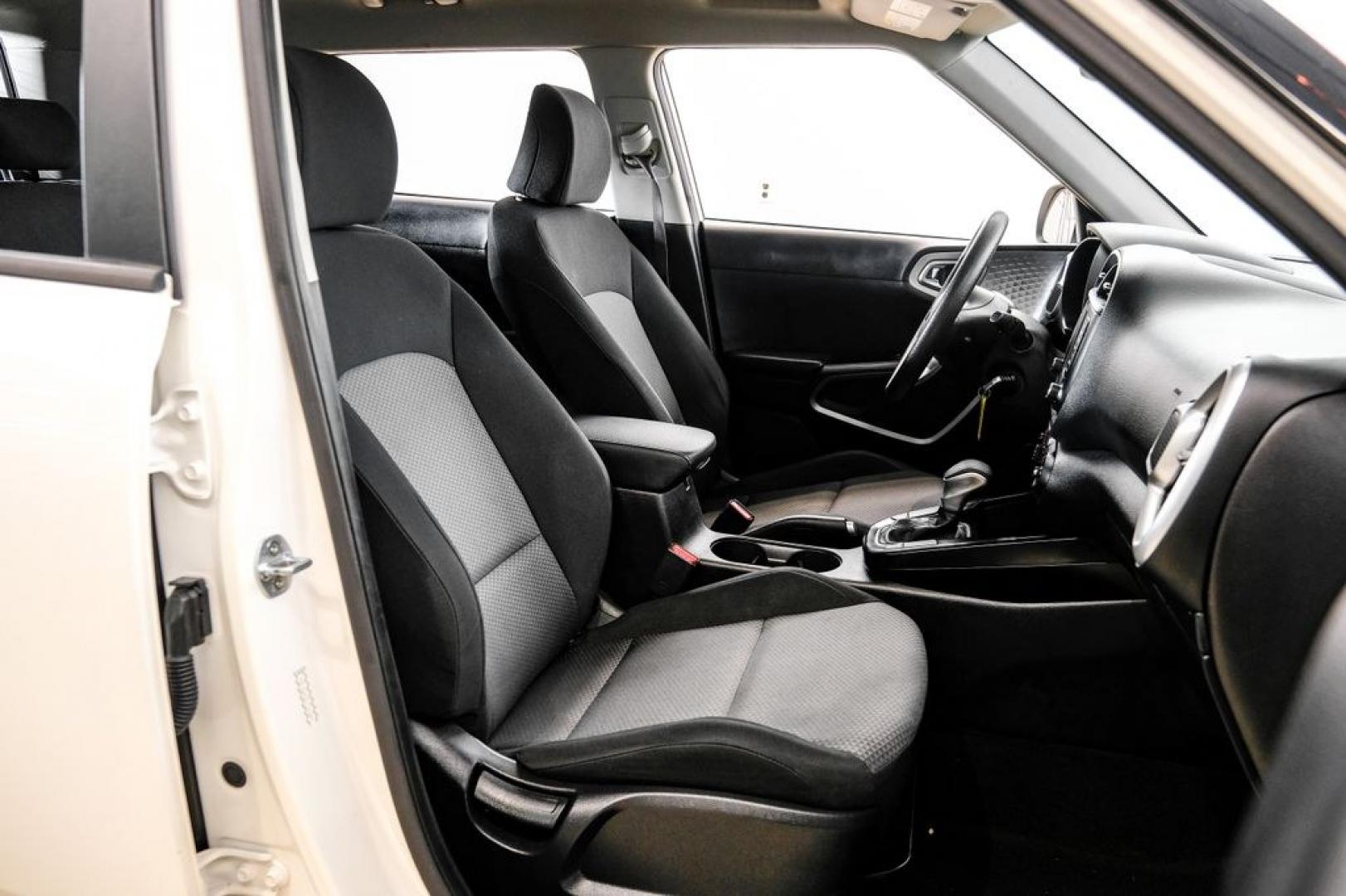 2020 Snow White Pearl /Black Kia Soul LX (KNDJ23AUXL7) with an 2.0L I4 MPI DOHC 16V LEV3-SULEV30 147hp engine, CVT transmission, located at 15300 Midway Rd., Addison, TX, 75001, (972) 702-0011, 32.958321, -96.838074- Photo#34