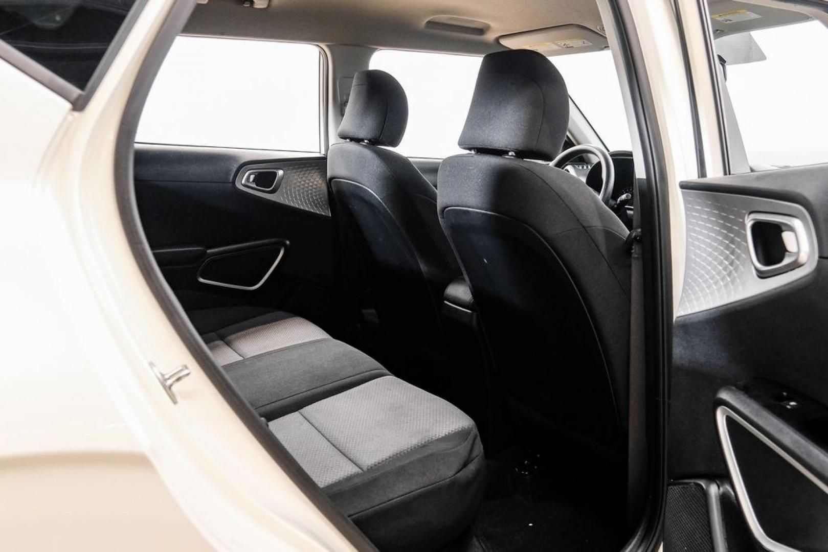 2020 Snow White Pearl /Black Kia Soul LX (KNDJ23AUXL7) with an 2.0L I4 MPI DOHC 16V LEV3-SULEV30 147hp engine, CVT transmission, located at 15300 Midway Rd., Addison, TX, 75001, (972) 702-0011, 32.958321, -96.838074- Photo#36