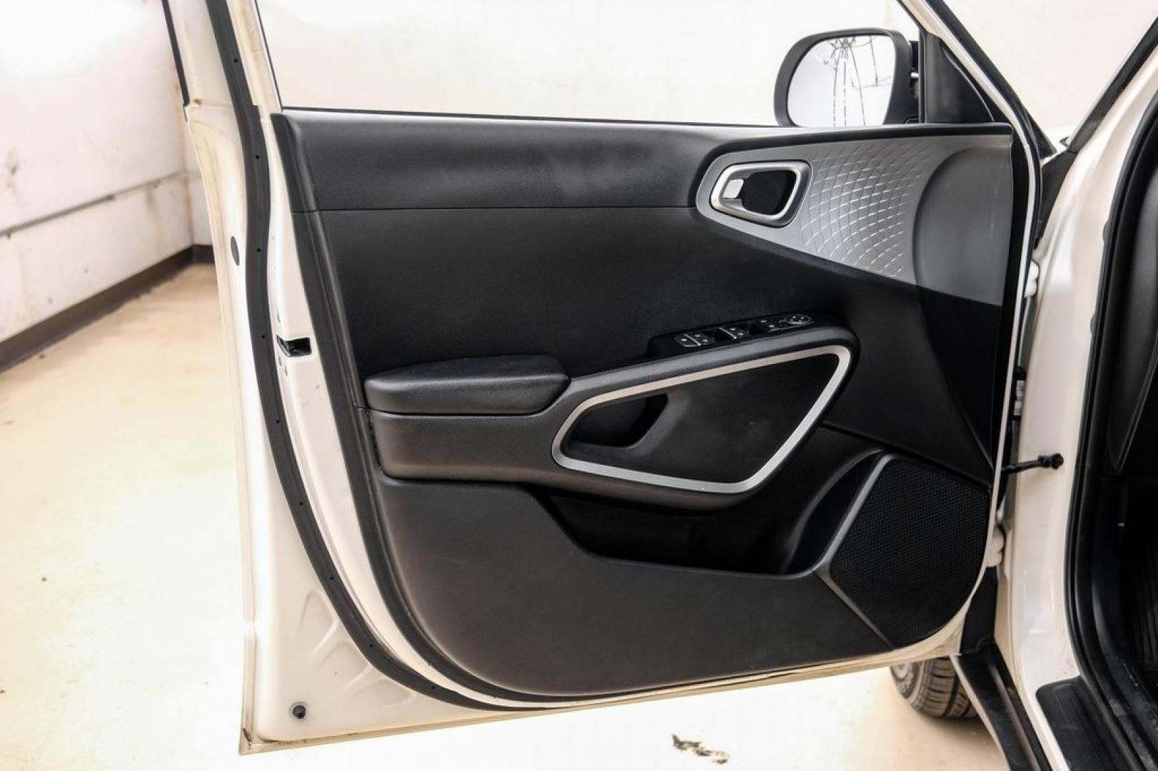 2020 Snow White Pearl /Black Kia Soul LX (KNDJ23AUXL7) with an 2.0L I4 MPI DOHC 16V LEV3-SULEV30 147hp engine, CVT transmission, located at 15300 Midway Rd., Addison, TX, 75001, (972) 702-0011, 32.958321, -96.838074- Photo#40