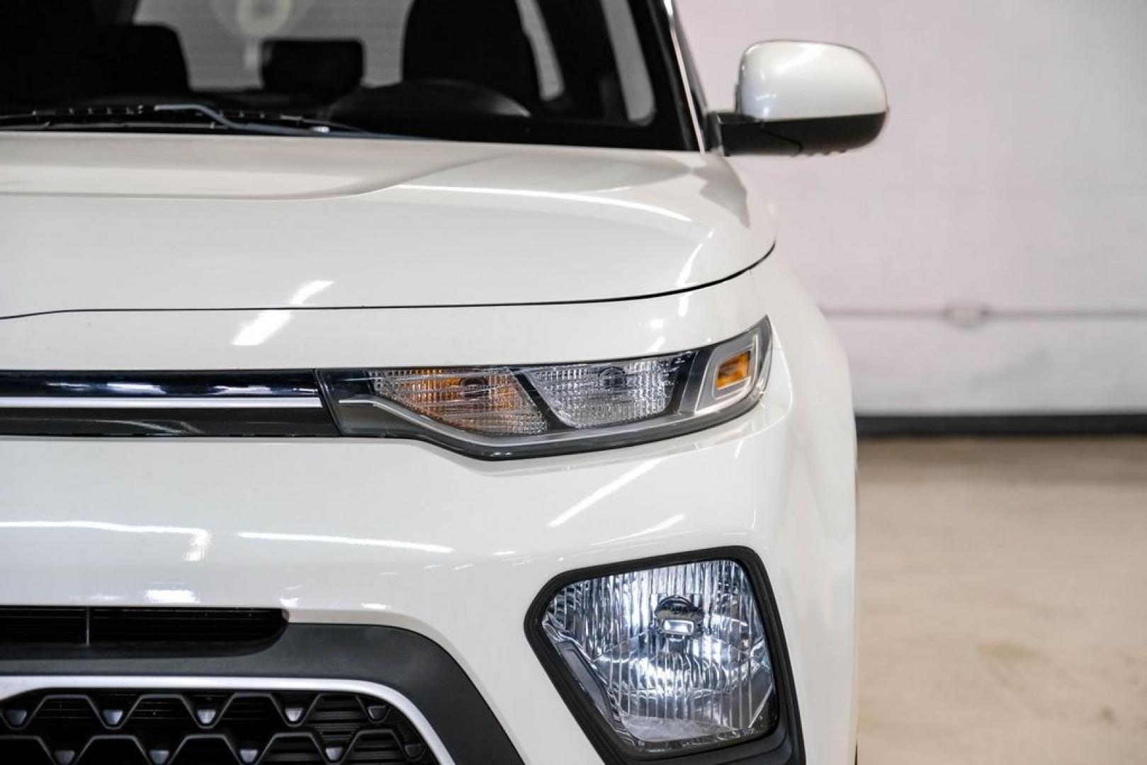 2020 Snow White Pearl /Black Kia Soul LX (KNDJ23AUXL7) with an 2.0L I4 MPI DOHC 16V LEV3-SULEV30 147hp engine, CVT transmission, located at 15300 Midway Rd., Addison, TX, 75001, (972) 702-0011, 32.958321, -96.838074- Photo#45