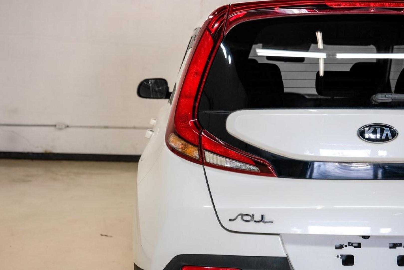 2020 Snow White Pearl /Black Kia Soul LX (KNDJ23AUXL7) with an 2.0L I4 MPI DOHC 16V LEV3-SULEV30 147hp engine, CVT transmission, located at 15300 Midway Rd., Addison, TX, 75001, (972) 702-0011, 32.958321, -96.838074- Photo#46