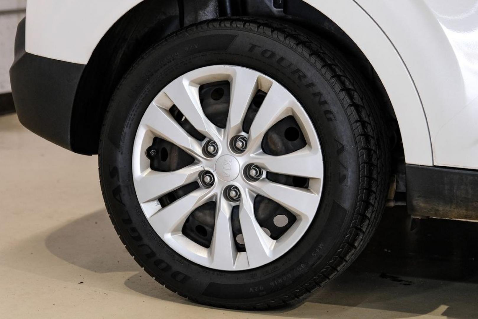 2020 Snow White Pearl /Black Kia Soul LX (KNDJ23AUXL7) with an 2.0L I4 MPI DOHC 16V LEV3-SULEV30 147hp engine, CVT transmission, located at 15300 Midway Rd., Addison, TX, 75001, (972) 702-0011, 32.958321, -96.838074- Photo#53