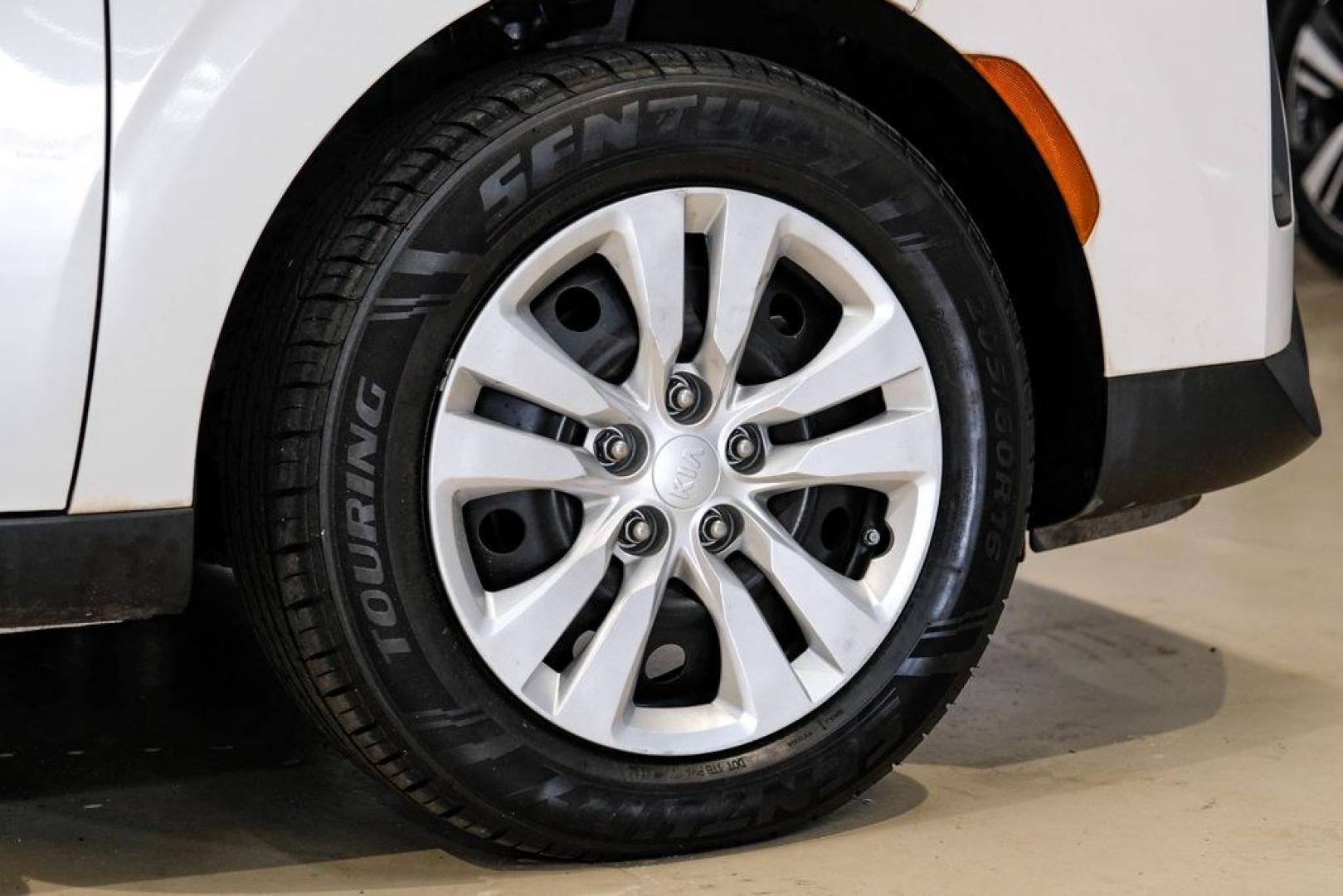 2020 Snow White Pearl /Black Kia Soul LX (KNDJ23AUXL7) with an 2.0L I4 MPI DOHC 16V LEV3-SULEV30 147hp engine, CVT transmission, located at 15300 Midway Rd., Addison, TX, 75001, (972) 702-0011, 32.958321, -96.838074- Photo#54