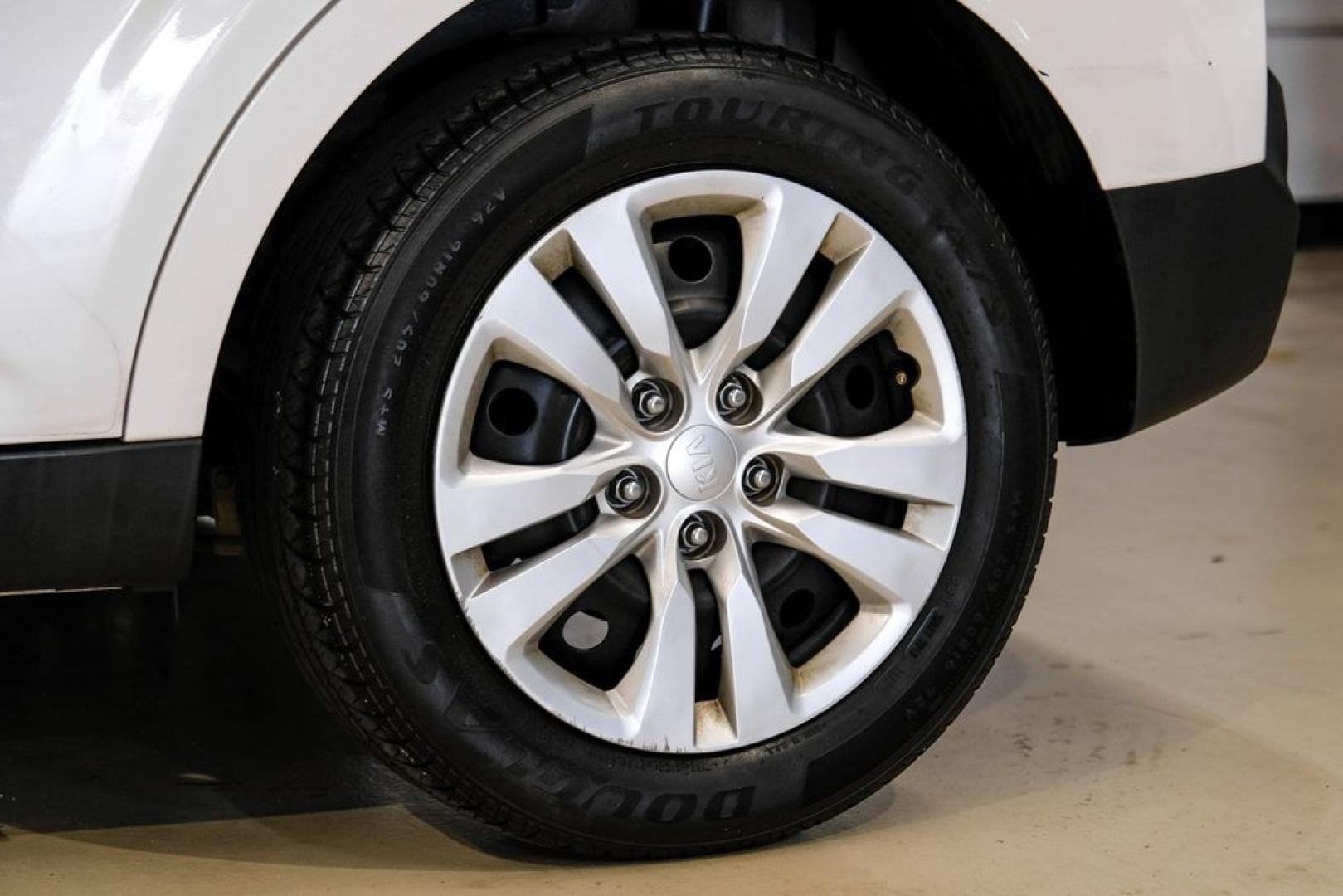 2020 Snow White Pearl /Black Kia Soul LX (KNDJ23AUXL7) with an 2.0L I4 MPI DOHC 16V LEV3-SULEV30 147hp engine, CVT transmission, located at 15300 Midway Rd., Addison, TX, 75001, (972) 702-0011, 32.958321, -96.838074- Photo#56