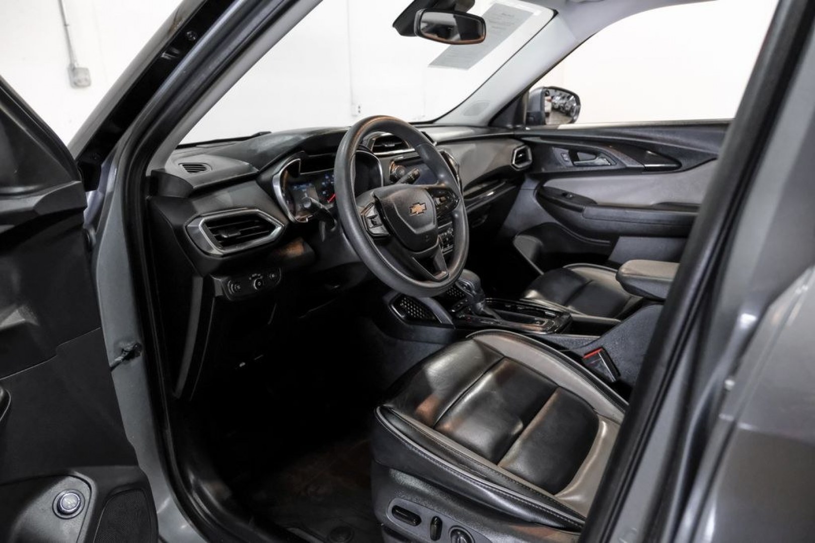 2021 Steel Metallic /Jet Black Chevrolet TrailBlazer LT (KL79MPSL1MB) with an 1.3L Ecotec Turbo DOHC SIDI w/VVT engine, CVT transmission, located at 15300 Midway Rd., Addison, TX, 75001, (972) 702-0011, 32.958321, -96.838074 - Photo#2