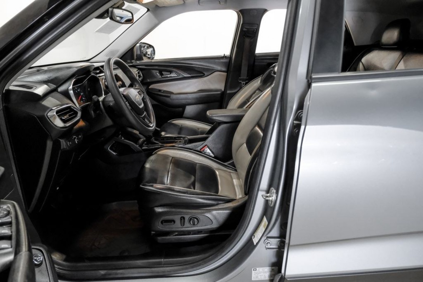 2021 Steel Metallic /Jet Black Chevrolet TrailBlazer LT (KL79MPSL1MB) with an 1.3L Ecotec Turbo DOHC SIDI w/VVT engine, CVT transmission, located at 15300 Midway Rd., Addison, TX, 75001, (972) 702-0011, 32.958321, -96.838074 - Photo#3