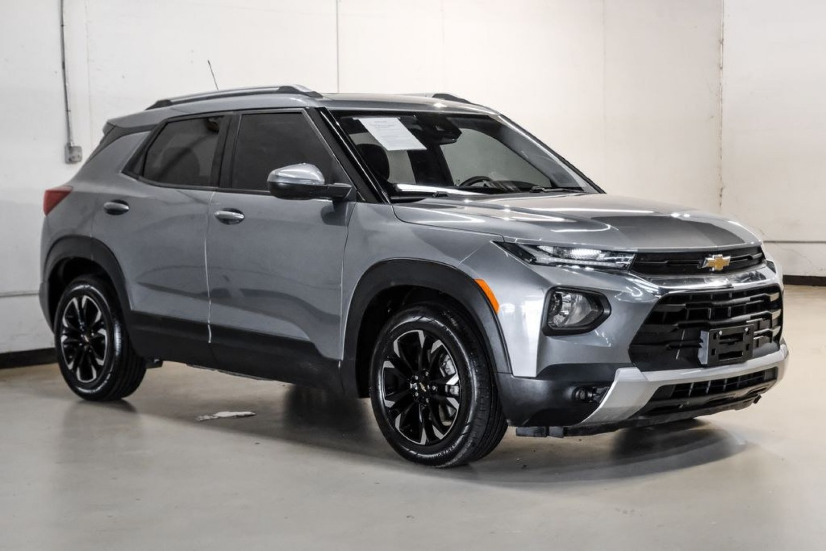 2021 Steel Metallic /Jet Black Chevrolet TrailBlazer LT (KL79MPSL1MB) with an 1.3L Ecotec Turbo DOHC SIDI w/VVT engine, CVT transmission, located at 15300 Midway Rd., Addison, TX, 75001, (972) 702-0011, 32.958321, -96.838074 - Photo#6