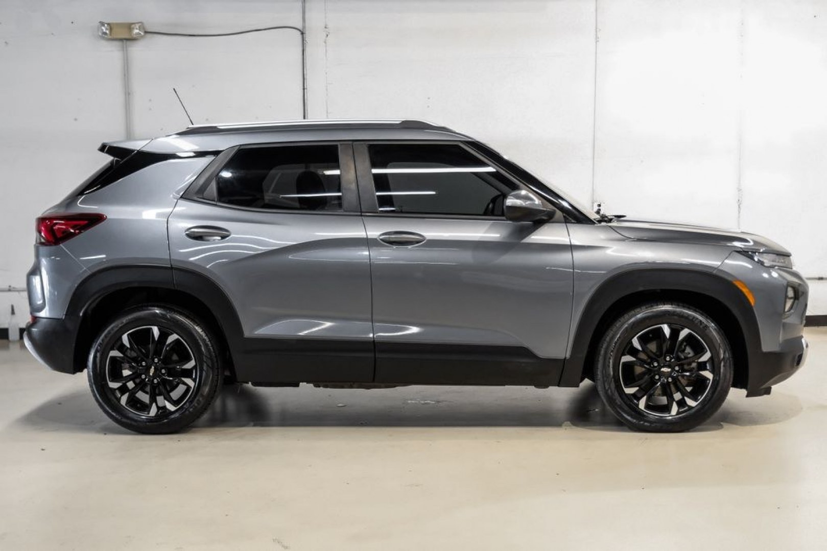 2021 Steel Metallic /Jet Black Chevrolet TrailBlazer LT (KL79MPSL1MB) with an 1.3L Ecotec Turbo DOHC SIDI w/VVT engine, CVT transmission, located at 15300 Midway Rd., Addison, TX, 75001, (972) 702-0011, 32.958321, -96.838074 - Photo#7