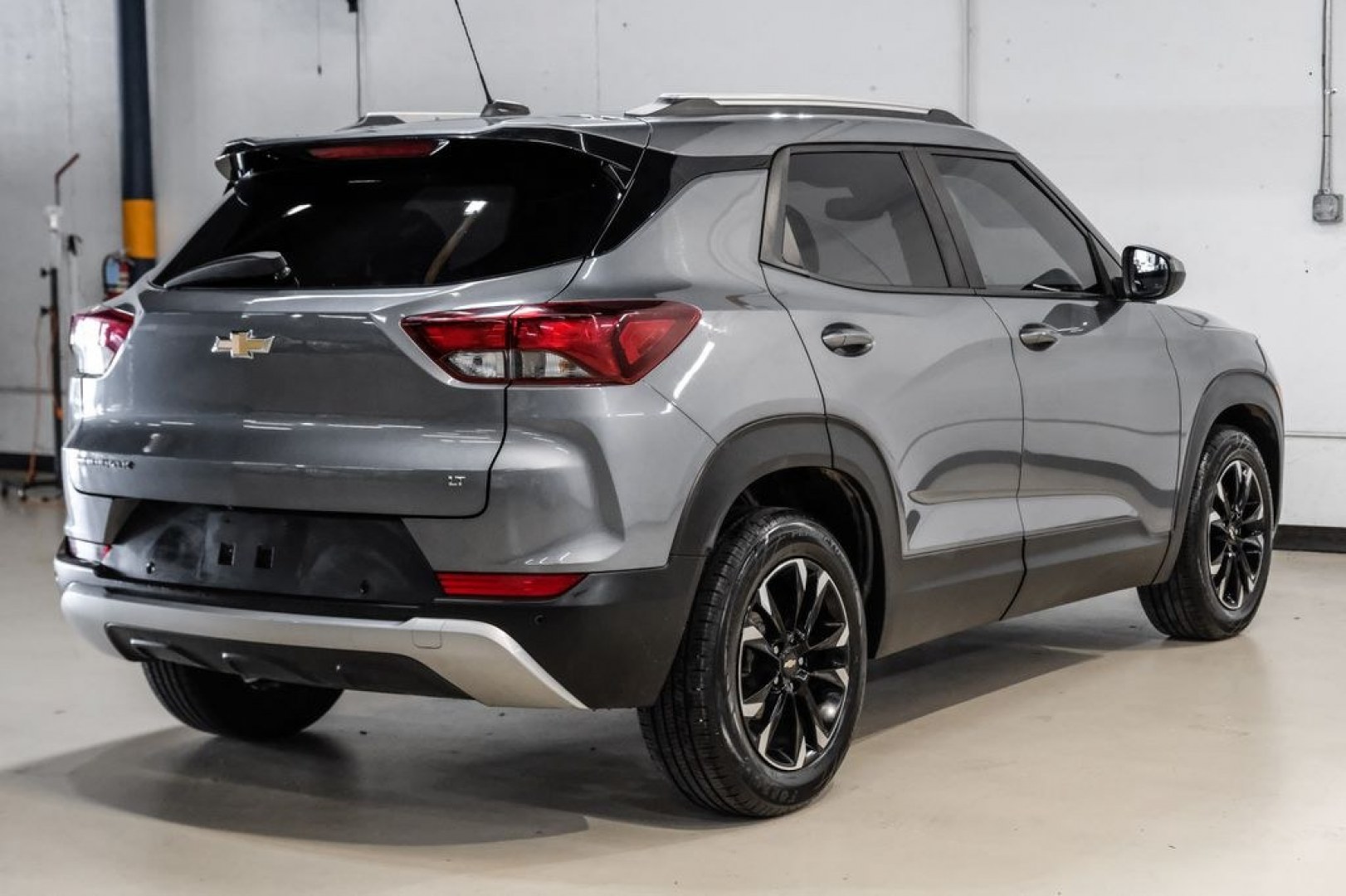 2021 Steel Metallic /Jet Black Chevrolet TrailBlazer LT (KL79MPSL1MB) with an 1.3L Ecotec Turbo DOHC SIDI w/VVT engine, CVT transmission, located at 15300 Midway Rd., Addison, TX, 75001, (972) 702-0011, 32.958321, -96.838074 - Photo#8