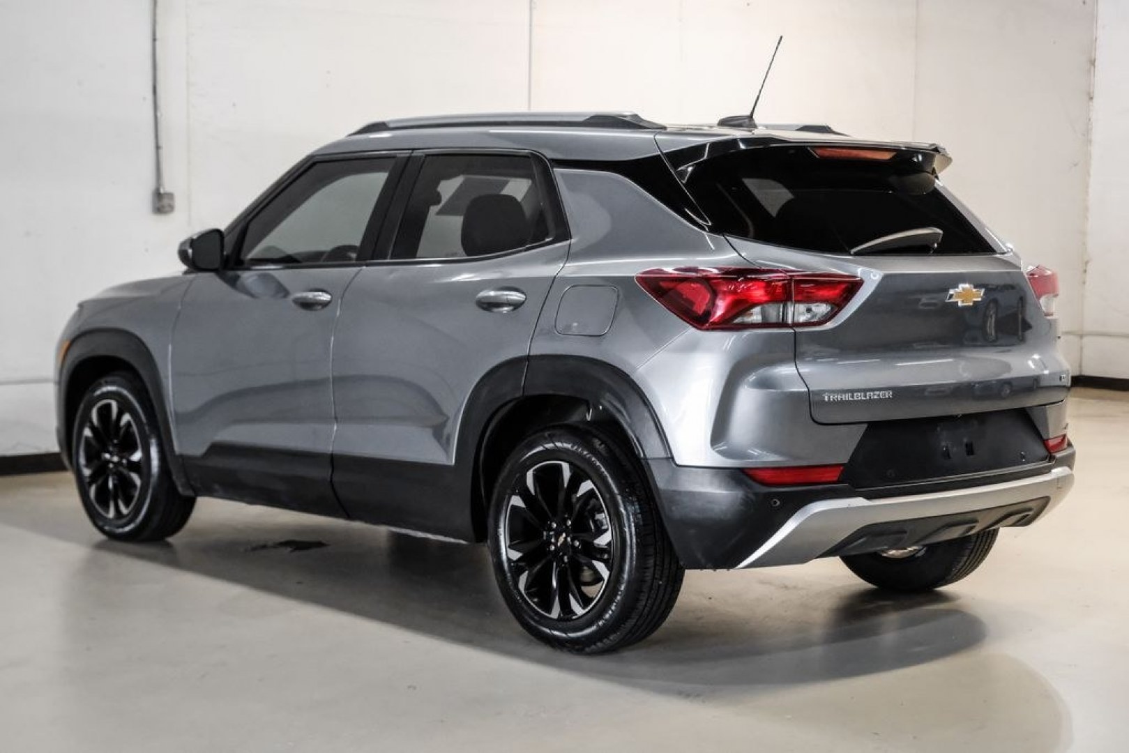 2021 Steel Metallic /Jet Black Chevrolet TrailBlazer LT (KL79MPSL1MB) with an 1.3L Ecotec Turbo DOHC SIDI w/VVT engine, CVT transmission, located at 15300 Midway Rd., Addison, TX, 75001, (972) 702-0011, 32.958321, -96.838074 - Photo#10