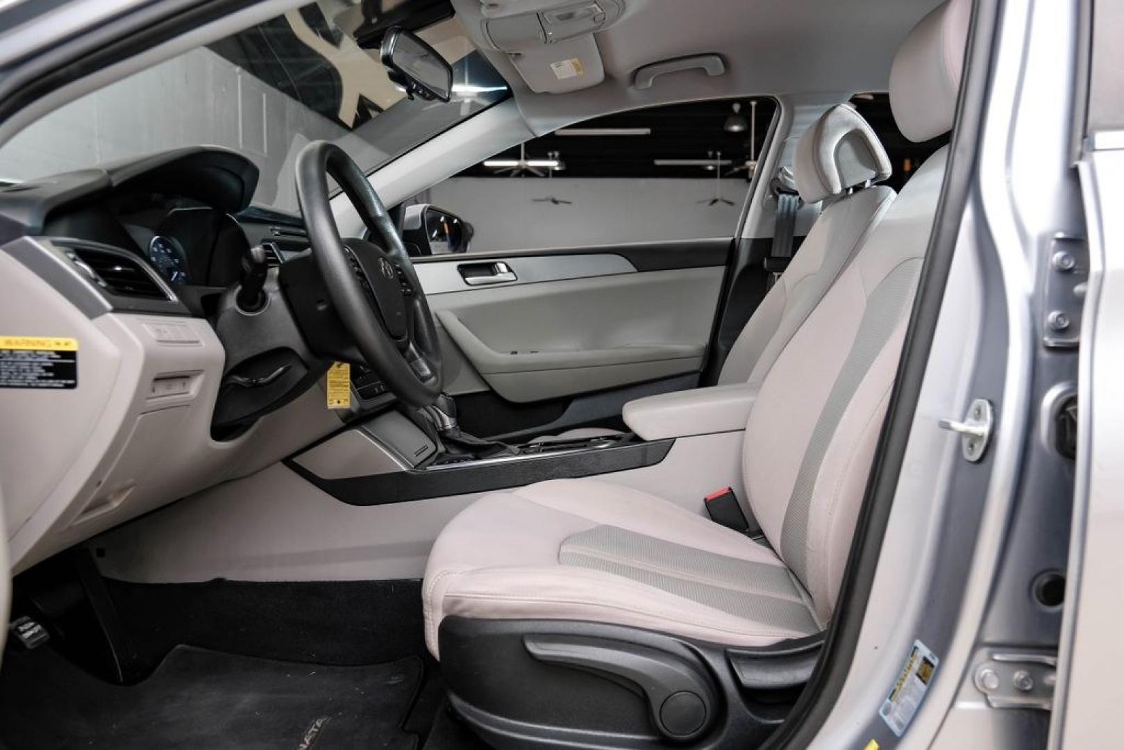 2017 Gray Metallic /Gray Hyundai Sonata SE (5NPE24AF8HH) with an 2.4L I4 DGI DOHC 16V ULEV II 185hp engine, Automatic transmission, located at 15300 Midway Rd., Addison, TX, 75001, (972) 702-0011, 32.958321, -96.838074- Photo#3