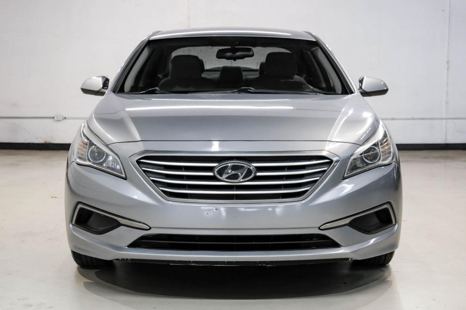2017 Gray Metallic /Gray Hyundai Sonata SE (5NPE24AF8HH) with an 2.4L I4 DGI DOHC 16V ULEV II 185hp engine, Automatic transmission, located at 15300 Midway Rd., Addison, TX, 75001, (972) 702-0011, 32.958321, -96.838074- Photo#4
