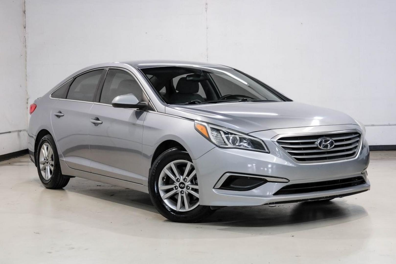 2017 Gray Metallic /Gray Hyundai Sonata SE (5NPE24AF8HH) with an 2.4L I4 DGI DOHC 16V ULEV II 185hp engine, Automatic transmission, located at 15300 Midway Rd., Addison, TX, 75001, (972) 702-0011, 32.958321, -96.838074- Photo#5