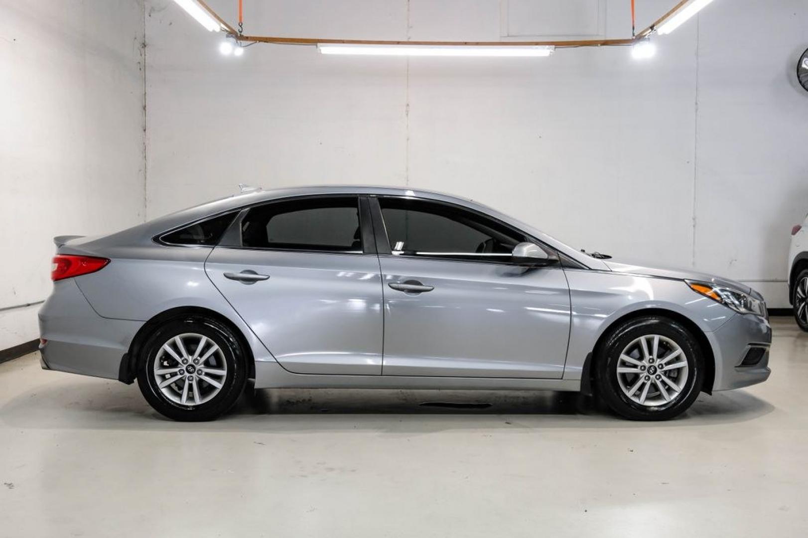 2017 Gray Metallic /Gray Hyundai Sonata SE (5NPE24AF8HH) with an 2.4L I4 DGI DOHC 16V ULEV II 185hp engine, Automatic transmission, located at 15300 Midway Rd., Addison, TX, 75001, (972) 702-0011, 32.958321, -96.838074- Photo#6