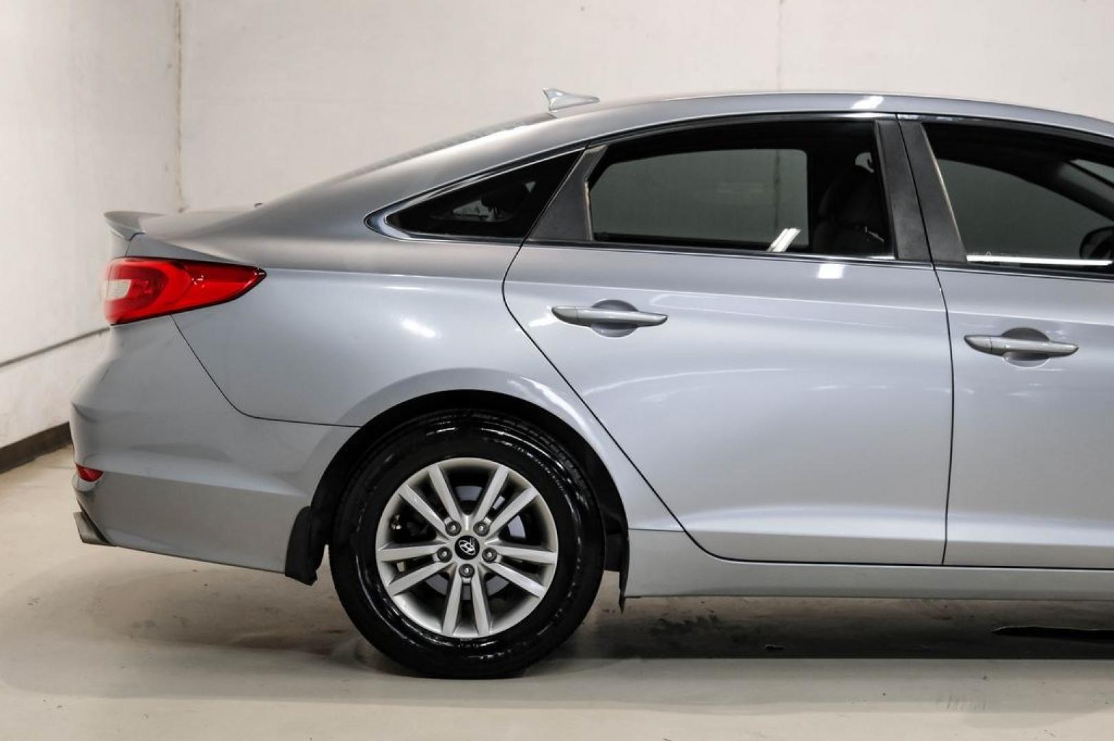 2017 Gray Metallic /Gray Hyundai Sonata SE (5NPE24AF8HH) with an 2.4L I4 DGI DOHC 16V ULEV II 185hp engine, Automatic transmission, located at 15300 Midway Rd., Addison, TX, 75001, (972) 702-0011, 32.958321, -96.838074- Photo#7
