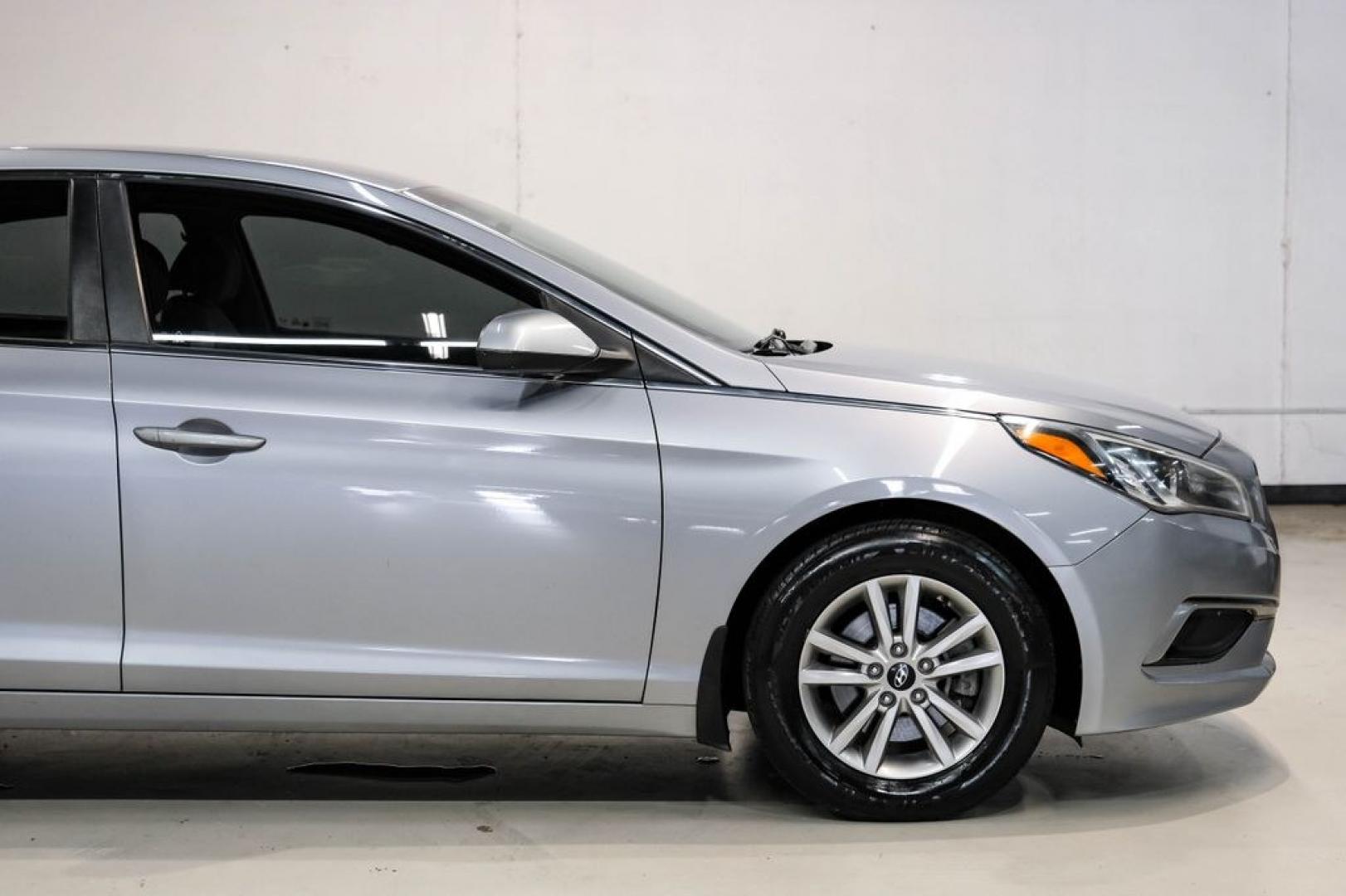 2017 Gray Metallic /Gray Hyundai Sonata SE (5NPE24AF8HH) with an 2.4L I4 DGI DOHC 16V ULEV II 185hp engine, Automatic transmission, located at 15300 Midway Rd., Addison, TX, 75001, (972) 702-0011, 32.958321, -96.838074- Photo#8