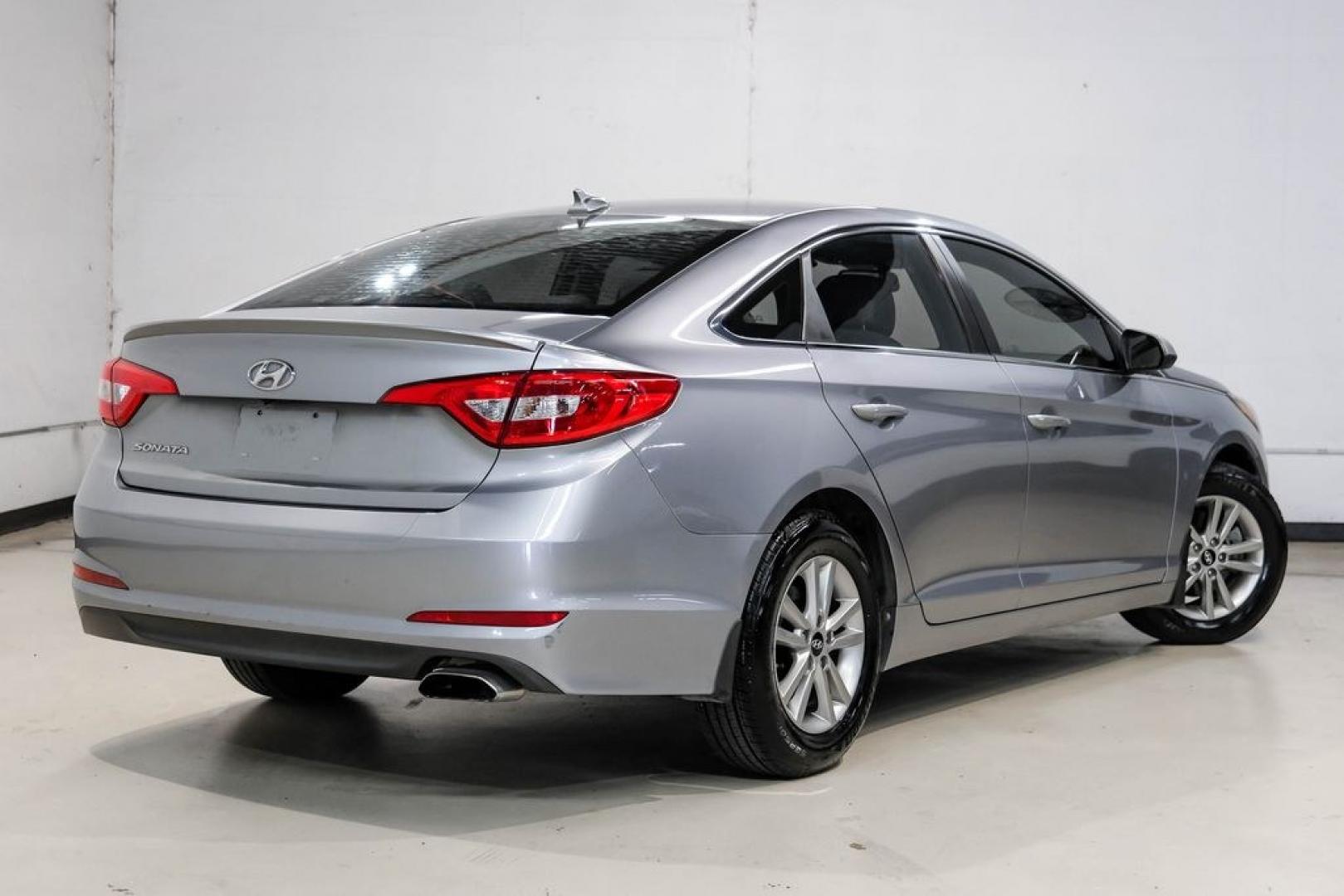 2017 Gray Metallic /Gray Hyundai Sonata SE (5NPE24AF8HH) with an 2.4L I4 DGI DOHC 16V ULEV II 185hp engine, Automatic transmission, located at 15300 Midway Rd., Addison, TX, 75001, (972) 702-0011, 32.958321, -96.838074- Photo#9