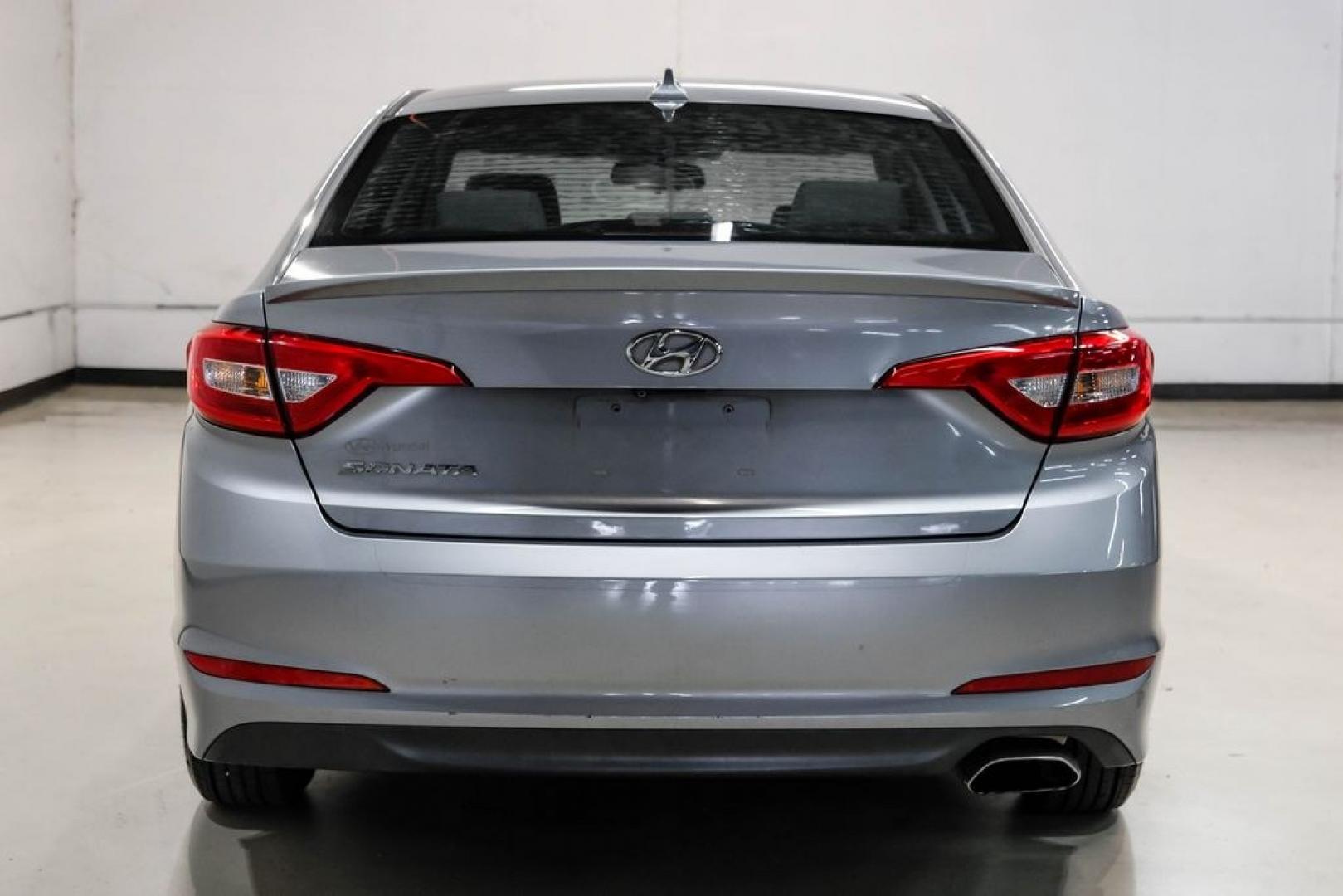 2017 Gray Metallic /Gray Hyundai Sonata SE (5NPE24AF8HH) with an 2.4L I4 DGI DOHC 16V ULEV II 185hp engine, Automatic transmission, located at 15300 Midway Rd., Addison, TX, 75001, (972) 702-0011, 32.958321, -96.838074- Photo#10
