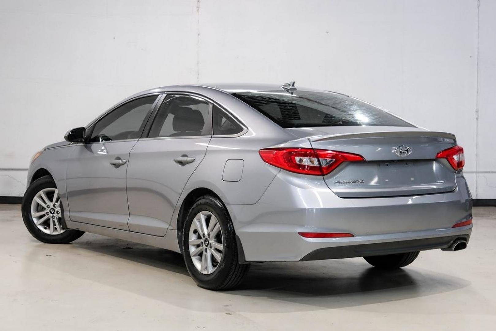 2017 Gray Metallic /Gray Hyundai Sonata SE (5NPE24AF8HH) with an 2.4L I4 DGI DOHC 16V ULEV II 185hp engine, Automatic transmission, located at 15300 Midway Rd., Addison, TX, 75001, (972) 702-0011, 32.958321, -96.838074- Photo#11