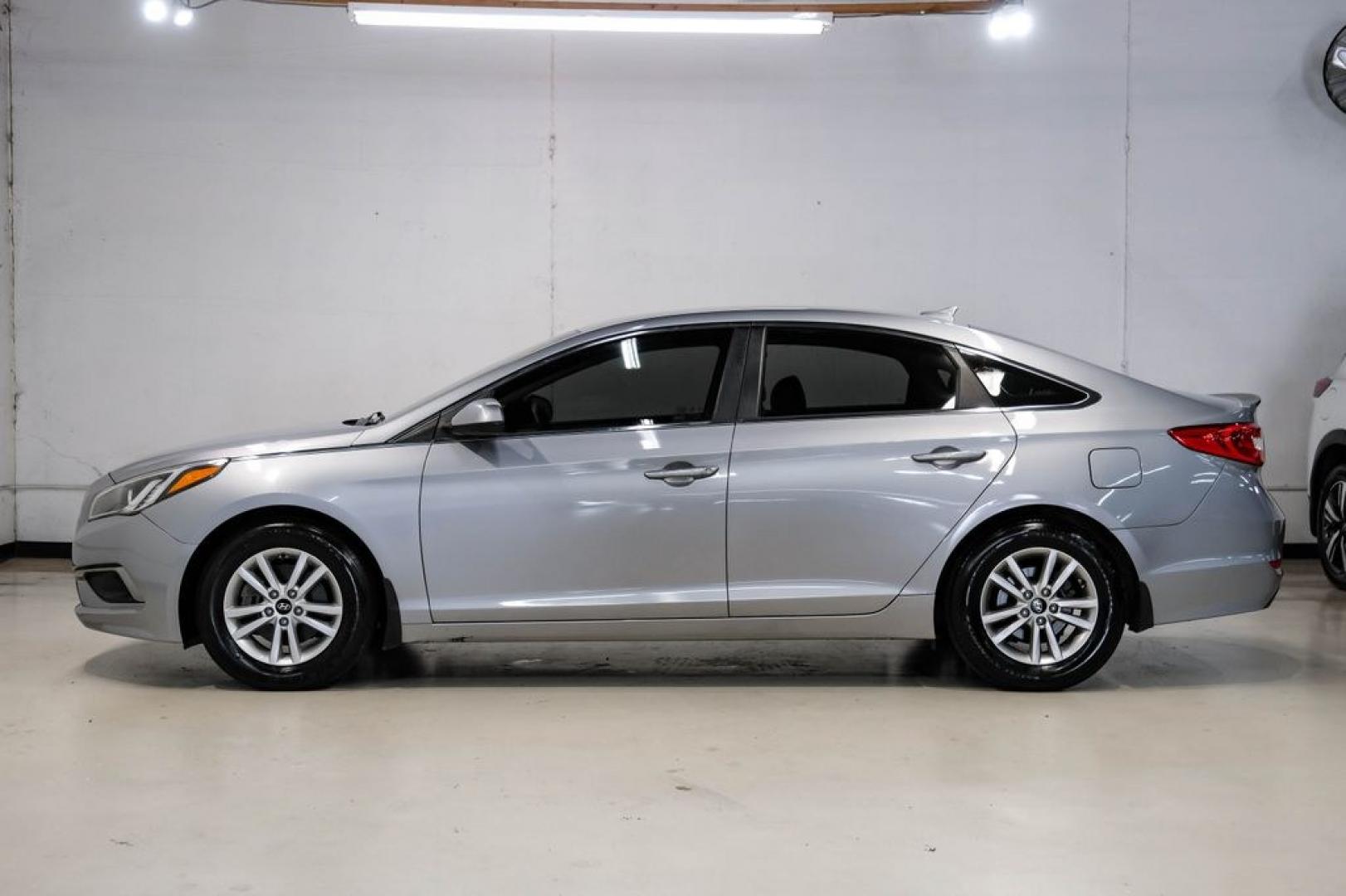 2017 Gray Metallic /Gray Hyundai Sonata SE (5NPE24AF8HH) with an 2.4L I4 DGI DOHC 16V ULEV II 185hp engine, Automatic transmission, located at 15300 Midway Rd., Addison, TX, 75001, (972) 702-0011, 32.958321, -96.838074- Photo#12