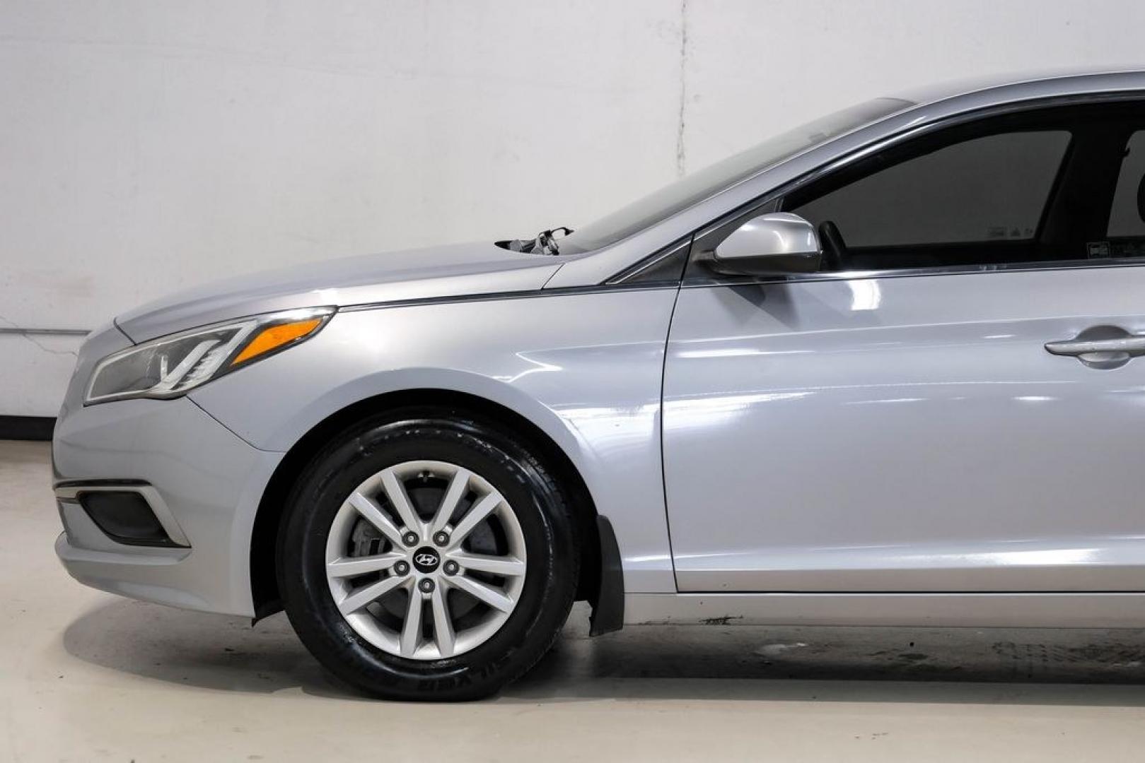 2017 Gray Metallic /Gray Hyundai Sonata SE (5NPE24AF8HH) with an 2.4L I4 DGI DOHC 16V ULEV II 185hp engine, Automatic transmission, located at 15300 Midway Rd., Addison, TX, 75001, (972) 702-0011, 32.958321, -96.838074- Photo#13