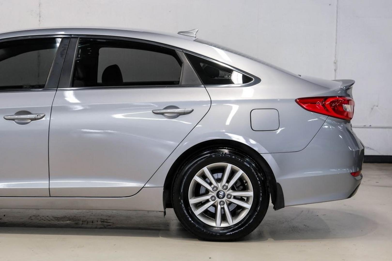 2017 Gray Metallic /Gray Hyundai Sonata SE (5NPE24AF8HH) with an 2.4L I4 DGI DOHC 16V ULEV II 185hp engine, Automatic transmission, located at 15300 Midway Rd., Addison, TX, 75001, (972) 702-0011, 32.958321, -96.838074- Photo#14