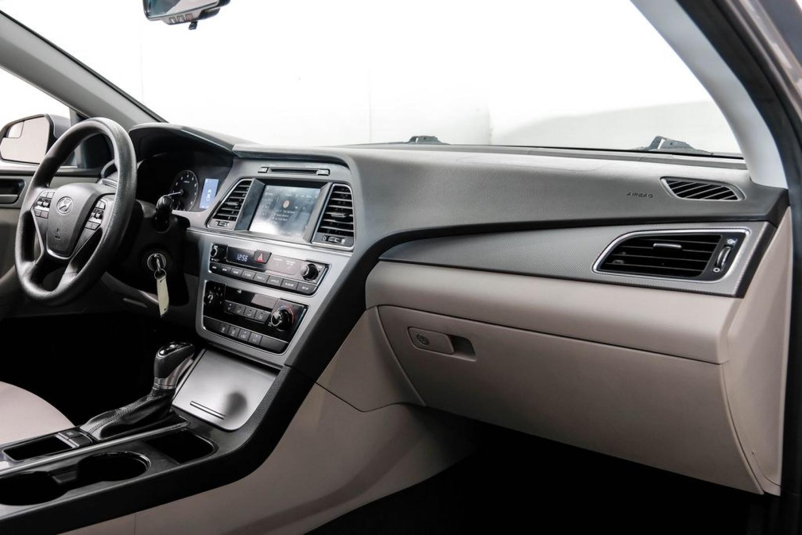 2017 Gray Metallic /Gray Hyundai Sonata SE (5NPE24AF8HH) with an 2.4L I4 DGI DOHC 16V ULEV II 185hp engine, Automatic transmission, located at 15300 Midway Rd., Addison, TX, 75001, (972) 702-0011, 32.958321, -96.838074- Photo#15
