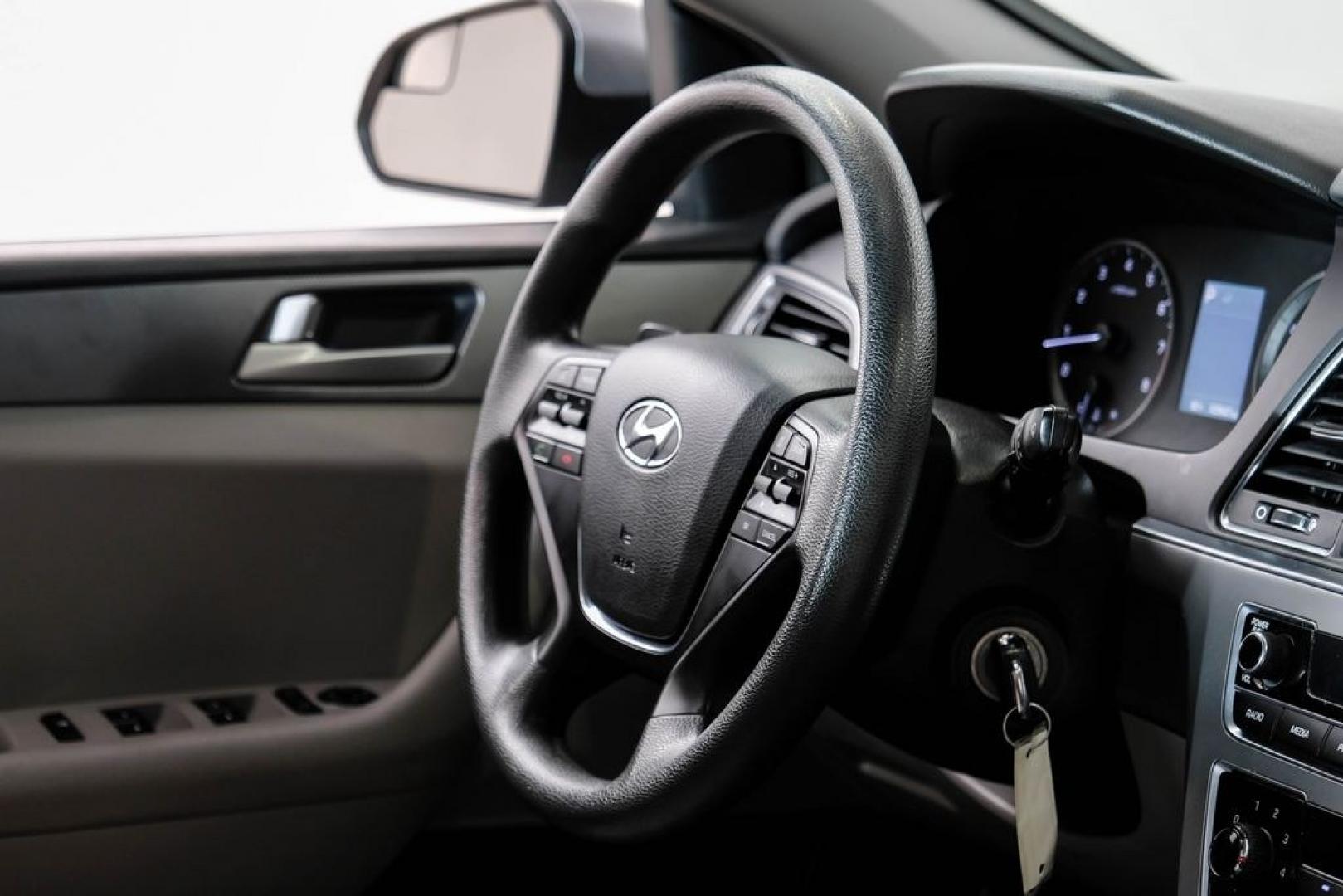 2017 Gray Metallic /Gray Hyundai Sonata SE (5NPE24AF8HH) with an 2.4L I4 DGI DOHC 16V ULEV II 185hp engine, Automatic transmission, located at 15300 Midway Rd., Addison, TX, 75001, (972) 702-0011, 32.958321, -96.838074- Photo#17