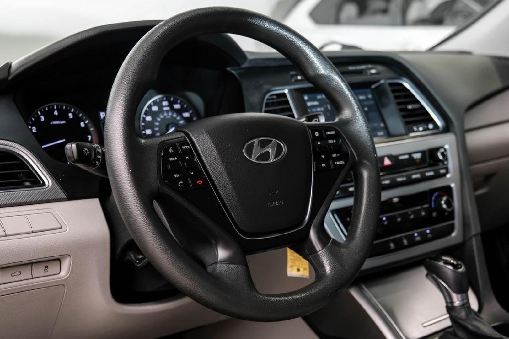 2017 Gray Metallic /Gray Hyundai Sonata SE (5NPE24AF8HH) with an 2.4L I4 DGI DOHC 16V ULEV II 185hp engine, Automatic transmission, located at 15300 Midway Rd., Addison, TX, 75001, (972) 702-0011, 32.958321, -96.838074- Photo#18