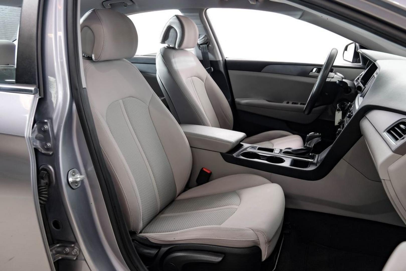 2017 Gray Metallic /Gray Hyundai Sonata SE (5NPE24AF8HH) with an 2.4L I4 DGI DOHC 16V ULEV II 185hp engine, Automatic transmission, located at 15300 Midway Rd., Addison, TX, 75001, (972) 702-0011, 32.958321, -96.838074- Photo#39