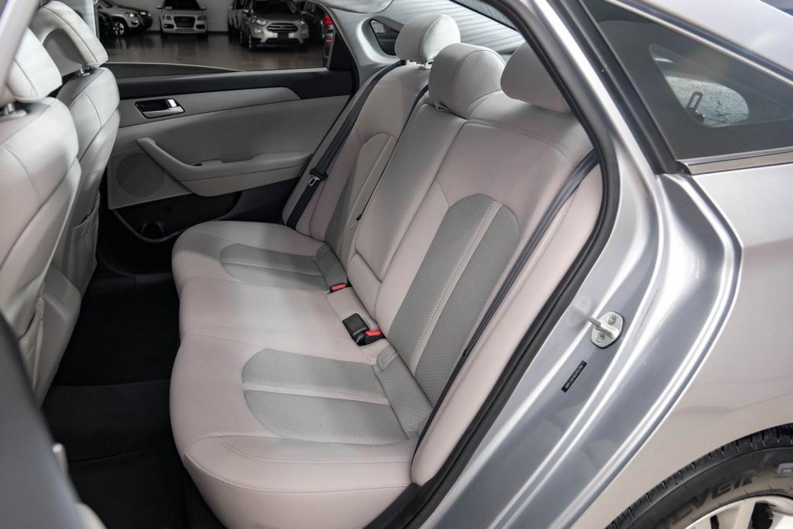 2017 Gray Metallic /Gray Hyundai Sonata SE (5NPE24AF8HH) with an 2.4L I4 DGI DOHC 16V ULEV II 185hp engine, Automatic transmission, located at 15300 Midway Rd., Addison, TX, 75001, (972) 702-0011, 32.958321, -96.838074- Photo#43