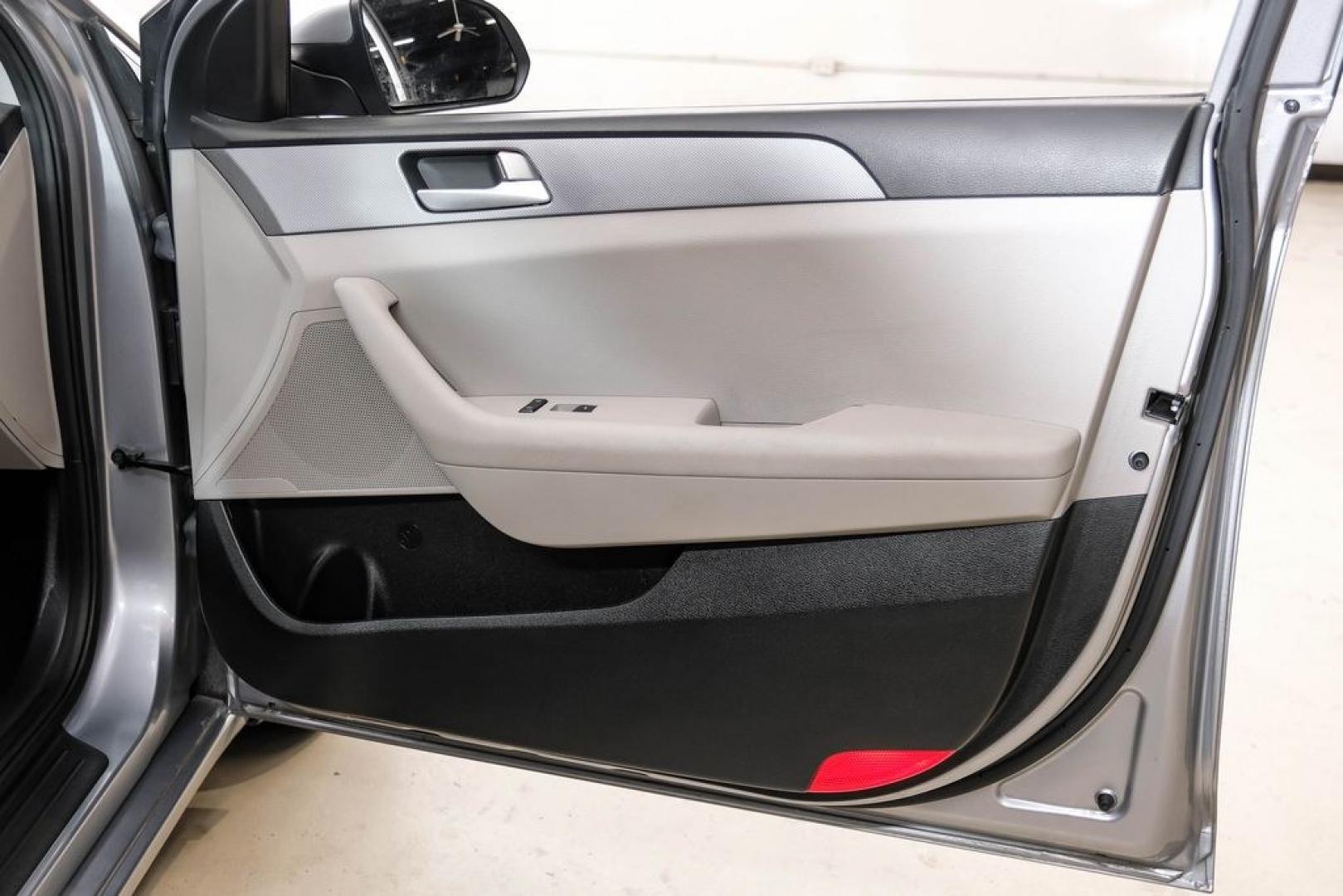 2017 Gray Metallic /Gray Hyundai Sonata SE (5NPE24AF8HH) with an 2.4L I4 DGI DOHC 16V ULEV II 185hp engine, Automatic transmission, located at 15300 Midway Rd., Addison, TX, 75001, (972) 702-0011, 32.958321, -96.838074- Photo#48