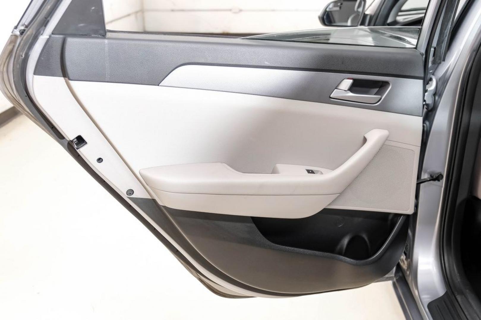 2017 Gray Metallic /Gray Hyundai Sonata SE (5NPE24AF8HH) with an 2.4L I4 DGI DOHC 16V ULEV II 185hp engine, Automatic transmission, located at 15300 Midway Rd., Addison, TX, 75001, (972) 702-0011, 32.958321, -96.838074- Photo#49