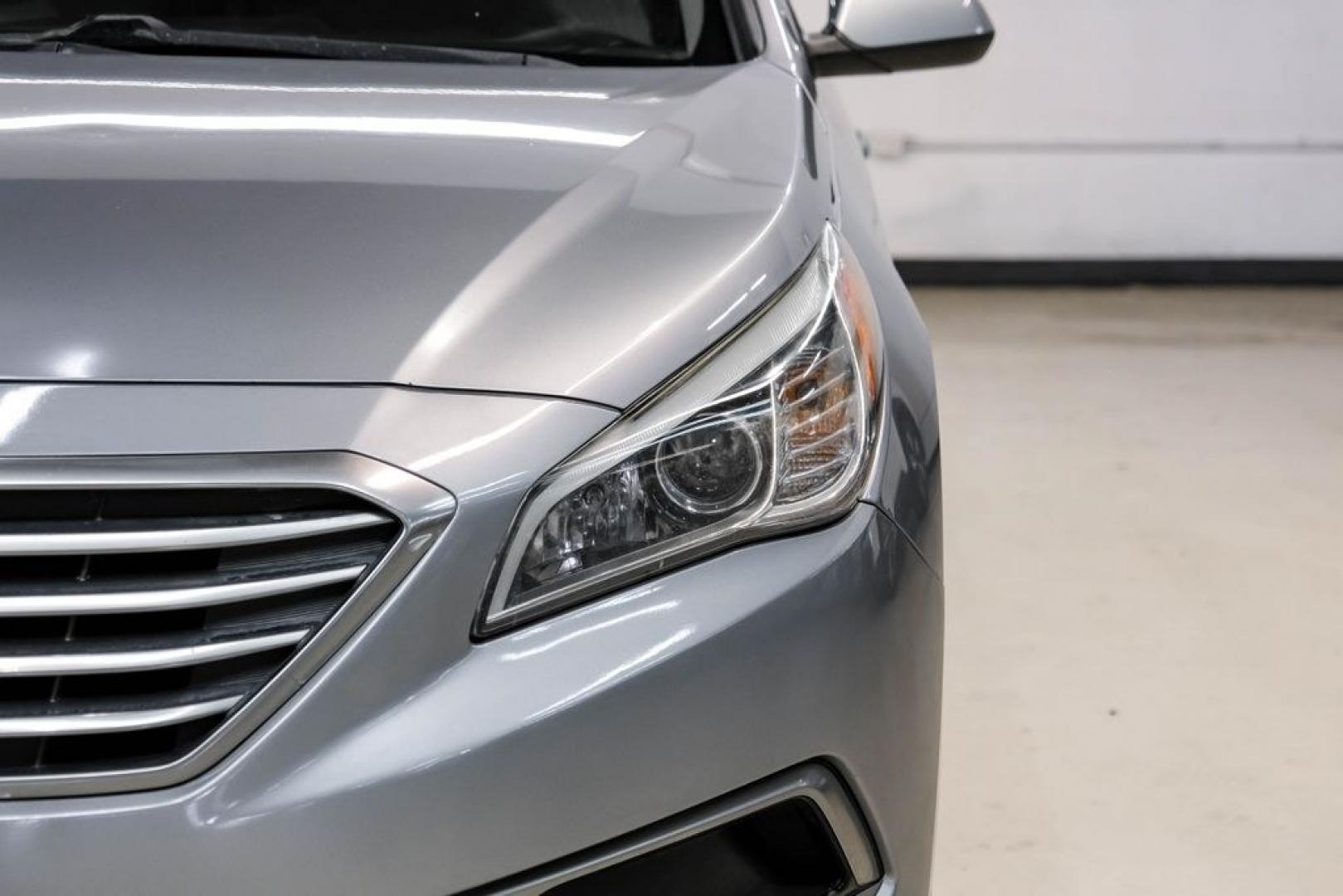 2017 Gray Metallic /Gray Hyundai Sonata SE (5NPE24AF8HH) with an 2.4L I4 DGI DOHC 16V ULEV II 185hp engine, Automatic transmission, located at 15300 Midway Rd., Addison, TX, 75001, (972) 702-0011, 32.958321, -96.838074- Photo#51