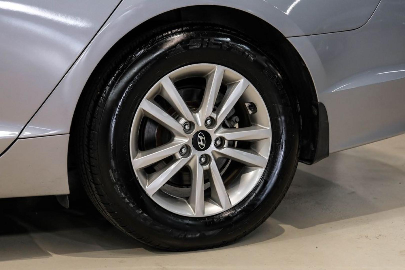 2017 Gray Metallic /Gray Hyundai Sonata SE (5NPE24AF8HH) with an 2.4L I4 DGI DOHC 16V ULEV II 185hp engine, Automatic transmission, located at 15300 Midway Rd., Addison, TX, 75001, (972) 702-0011, 32.958321, -96.838074- Photo#62