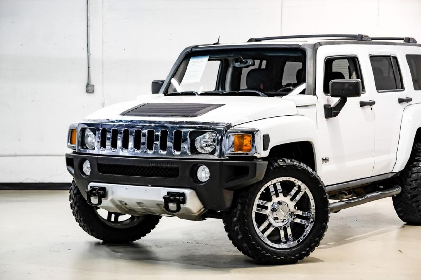2009 Birch White /Ebony Hummer H3 Base (5GTEN13E998) with an 3.7L 5-Cylinder MPI DOHC engine, Automatic transmission, located at 15300 Midway Rd., Addison, TX, 75001, (972) 702-0011, 32.958321, -96.838074- Photo#5