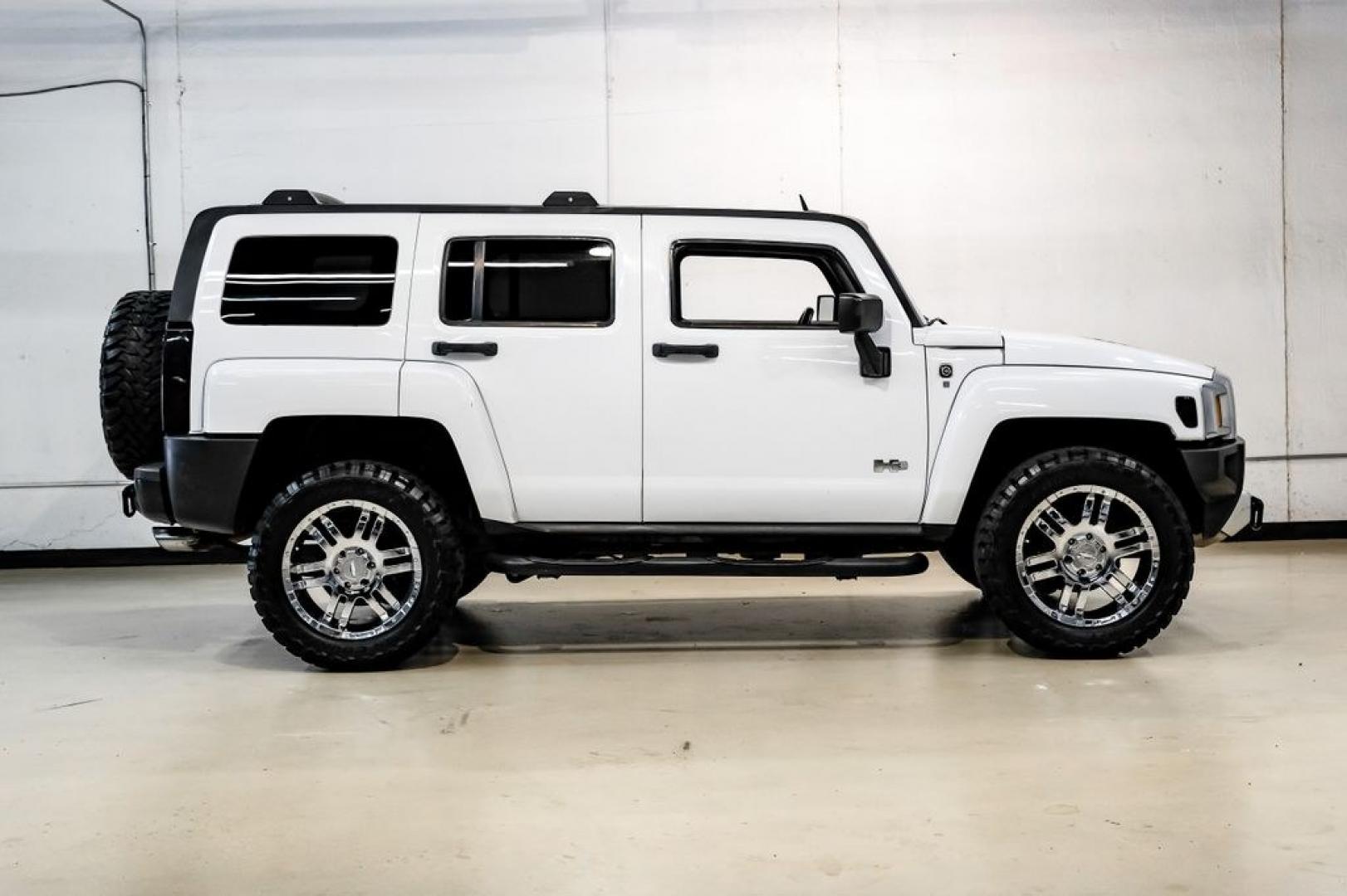 2009 Birch White /Ebony Hummer H3 Base (5GTEN13E998) with an 3.7L 5-Cylinder MPI DOHC engine, Automatic transmission, located at 15300 Midway Rd., Addison, TX, 75001, (972) 702-0011, 32.958321, -96.838074- Photo#9