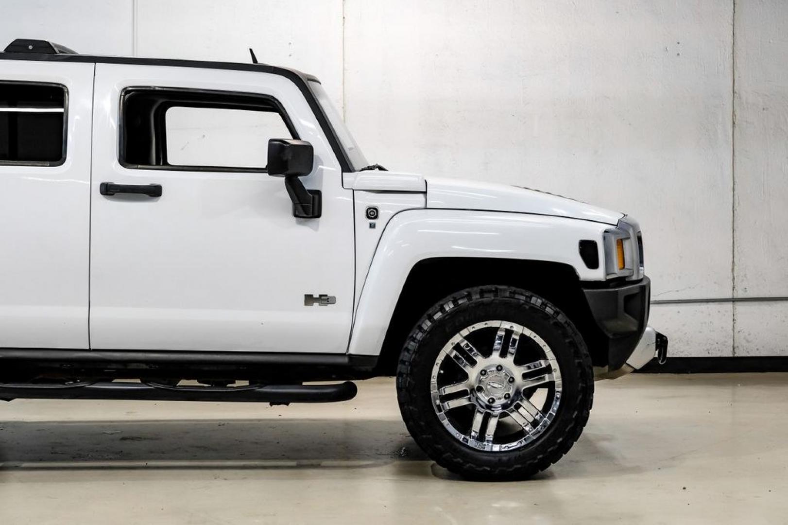 2009 Birch White /Ebony Hummer H3 Base (5GTEN13E998) with an 3.7L 5-Cylinder MPI DOHC engine, Automatic transmission, located at 15300 Midway Rd., Addison, TX, 75001, (972) 702-0011, 32.958321, -96.838074- Photo#11