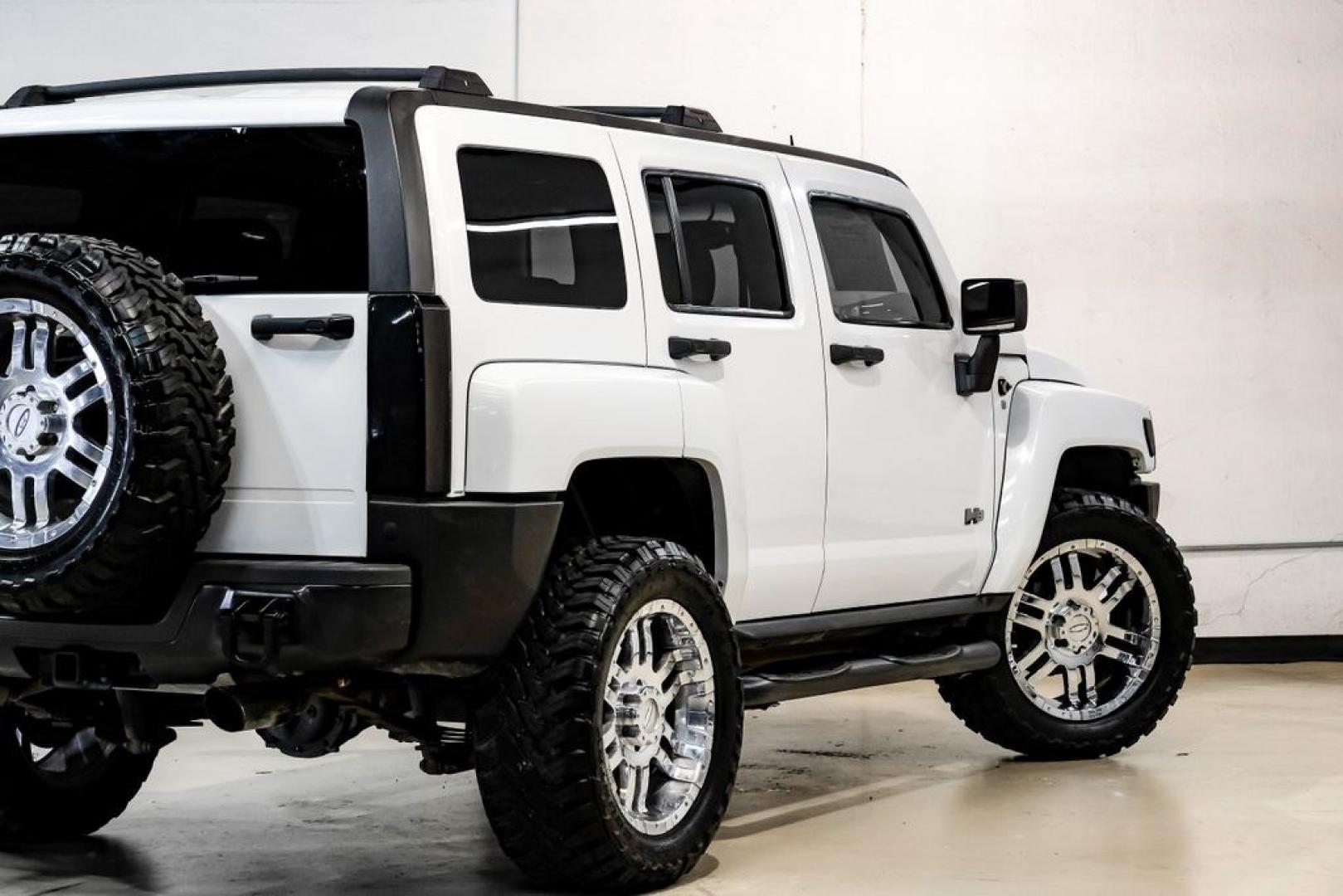 2009 Birch White /Ebony Hummer H3 Base (5GTEN13E998) with an 3.7L 5-Cylinder MPI DOHC engine, Automatic transmission, located at 15300 Midway Rd., Addison, TX, 75001, (972) 702-0011, 32.958321, -96.838074- Photo#14