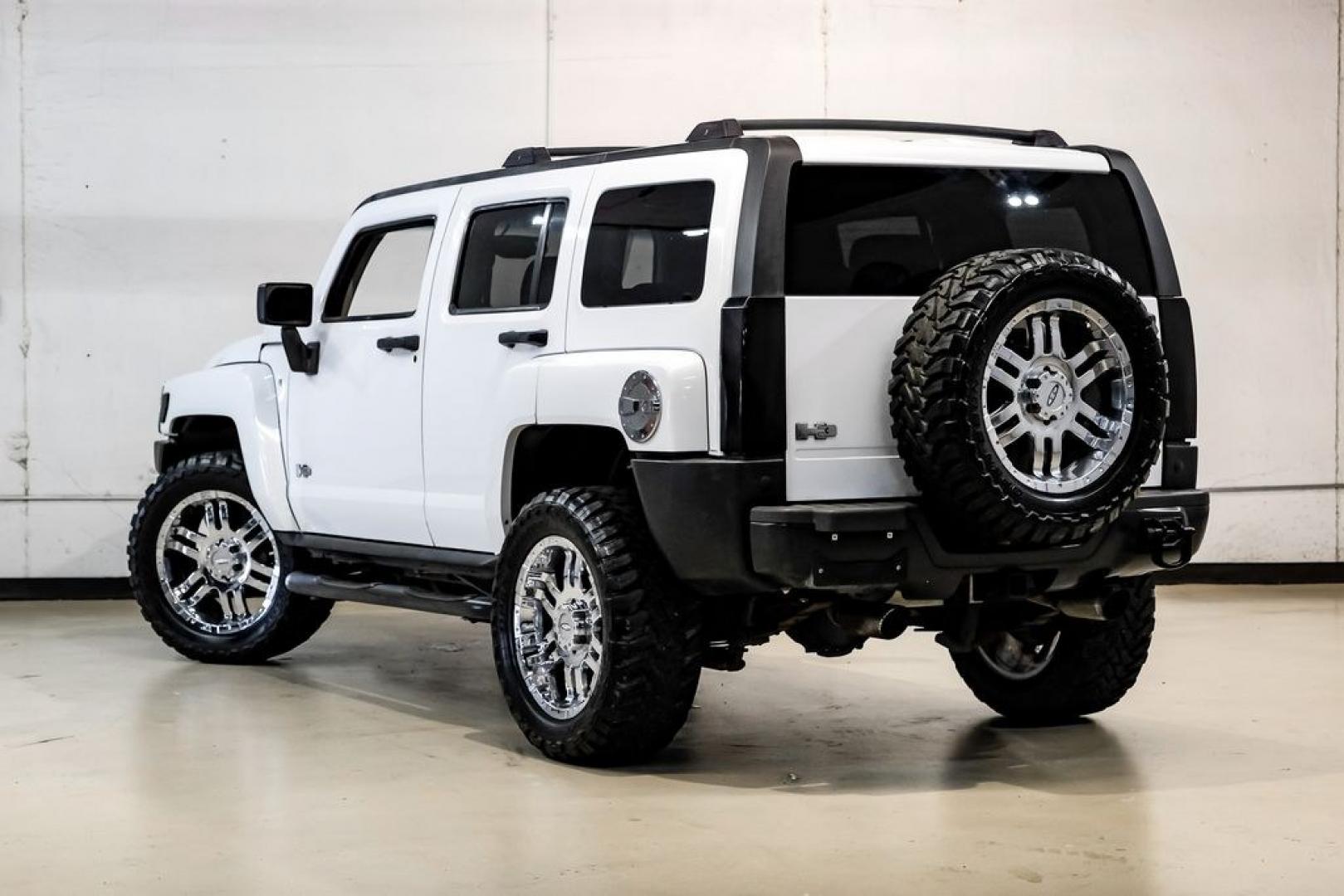 2009 Birch White /Ebony Hummer H3 Base (5GTEN13E998) with an 3.7L 5-Cylinder MPI DOHC engine, Automatic transmission, located at 15300 Midway Rd., Addison, TX, 75001, (972) 702-0011, 32.958321, -96.838074- Photo#16