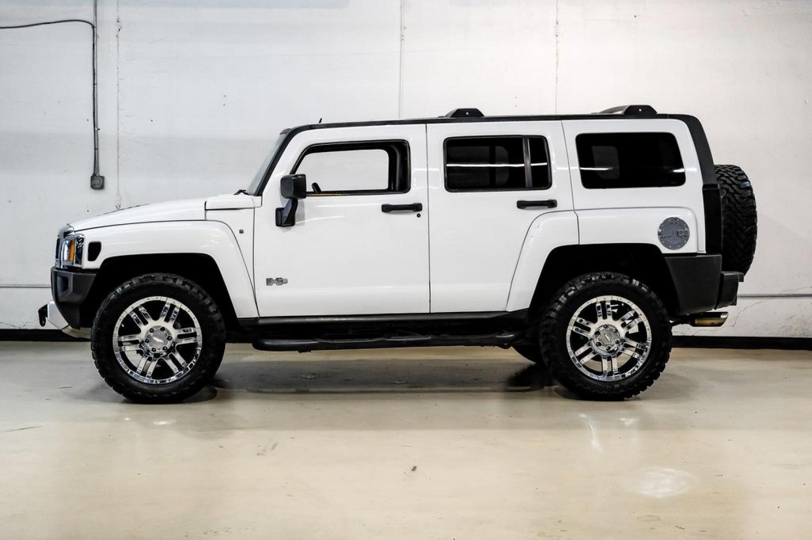 2009 Birch White /Ebony Hummer H3 Base (5GTEN13E998) with an 3.7L 5-Cylinder MPI DOHC engine, Automatic transmission, located at 15300 Midway Rd., Addison, TX, 75001, (972) 702-0011, 32.958321, -96.838074- Photo#17