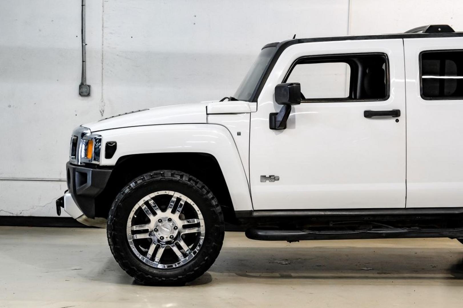 2009 Birch White /Ebony Hummer H3 Base (5GTEN13E998) with an 3.7L 5-Cylinder MPI DOHC engine, Automatic transmission, located at 15300 Midway Rd., Addison, TX, 75001, (972) 702-0011, 32.958321, -96.838074- Photo#18