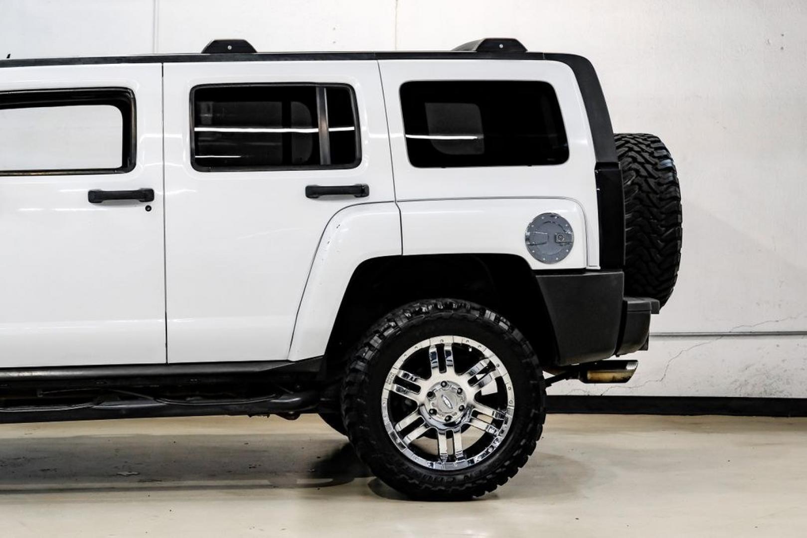 2009 Birch White /Ebony Hummer H3 Base (5GTEN13E998) with an 3.7L 5-Cylinder MPI DOHC engine, Automatic transmission, located at 15300 Midway Rd., Addison, TX, 75001, (972) 702-0011, 32.958321, -96.838074- Photo#19