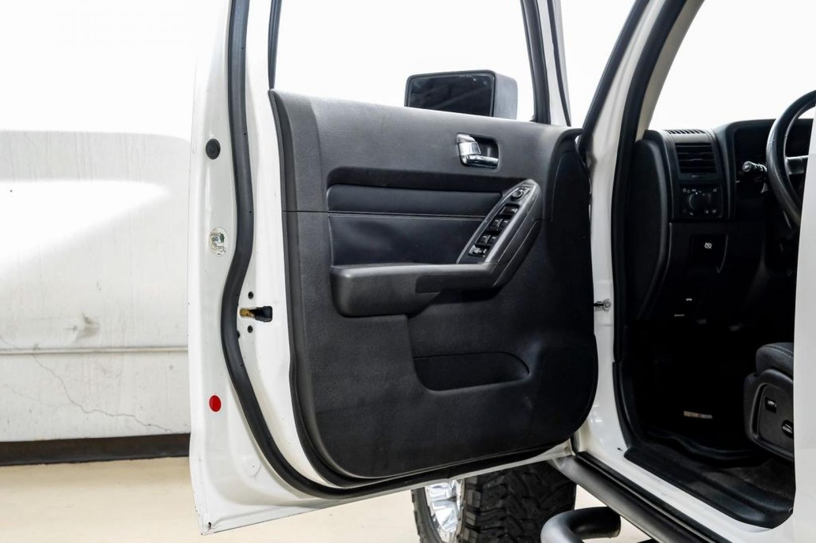 2009 Birch White /Ebony Hummer H3 Base (5GTEN13E998) with an 3.7L 5-Cylinder MPI DOHC engine, Automatic transmission, located at 15300 Midway Rd., Addison, TX, 75001, (972) 702-0011, 32.958321, -96.838074- Photo#43