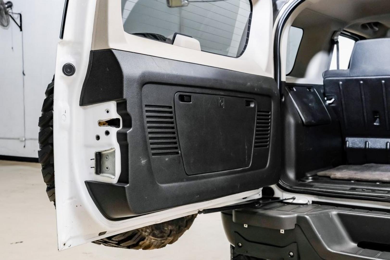 2009 Birch White /Ebony Hummer H3 Base (5GTEN13E998) with an 3.7L 5-Cylinder MPI DOHC engine, Automatic transmission, located at 15300 Midway Rd., Addison, TX, 75001, (972) 702-0011, 32.958321, -96.838074- Photo#54