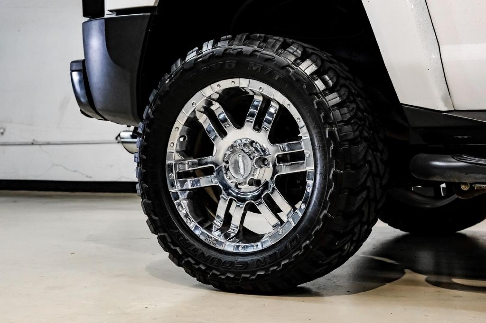2009 Birch White /Ebony Hummer H3 Base (5GTEN13E998) with an 3.7L 5-Cylinder MPI DOHC engine, Automatic transmission, located at 15300 Midway Rd., Addison, TX, 75001, (972) 702-0011, 32.958321, -96.838074- Photo#55