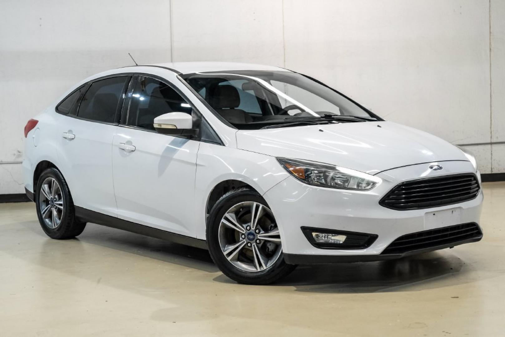 2017 Oxford White /Medium Light Stone Ford Focus SE (1FADP3FE0HL) with an EcoBoost 1.0L I3 GTDi DOHC Turbocharged VCT engine, Automatic transmission, located at 15300 Midway Rd., Addison, TX, 75001, (972) 702-0011, 32.958321, -96.838074- Photo#5