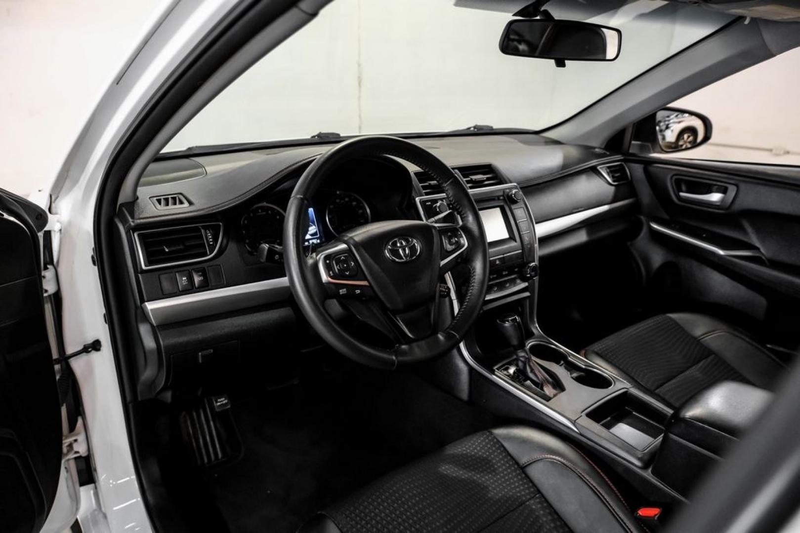 2015 Super White /Black Toyota Camry SE (4T1BF1FK6FU) with an 2.5L I4 SMPI DOHC engine, Automatic transmission, located at 15300 Midway Rd., Addison, TX, 75001, (972) 702-0011, 32.958321, -96.838074- Photo#2