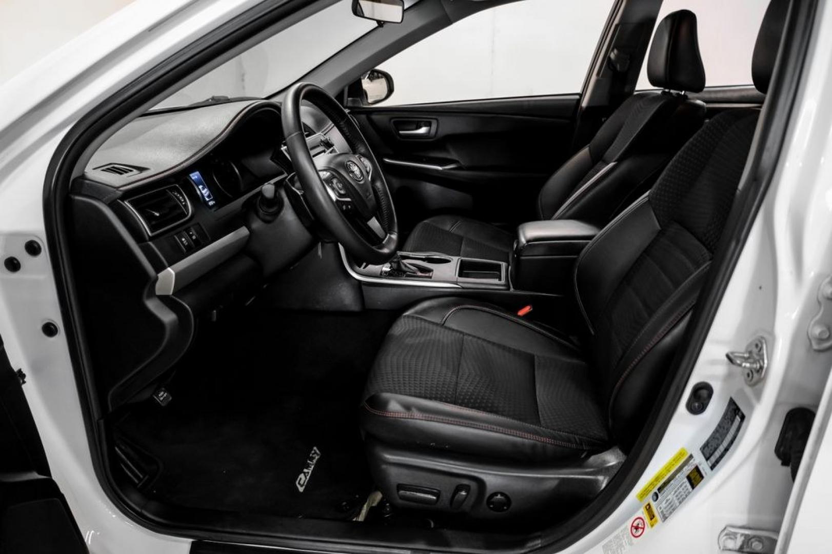 2015 Super White /Black Toyota Camry SE (4T1BF1FK6FU) with an 2.5L I4 SMPI DOHC engine, Automatic transmission, located at 15300 Midway Rd., Addison, TX, 75001, (972) 702-0011, 32.958321, -96.838074- Photo#3